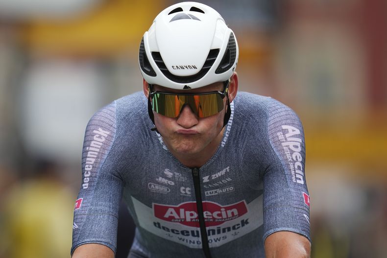 El holandés Mathieu van der Poel reacciona tras cruzar la meta en la 21ra etapa del Tour de Francia, en Niza, el domingo 21 de julio de 2024 (AP Foto/Daniel Cole)
