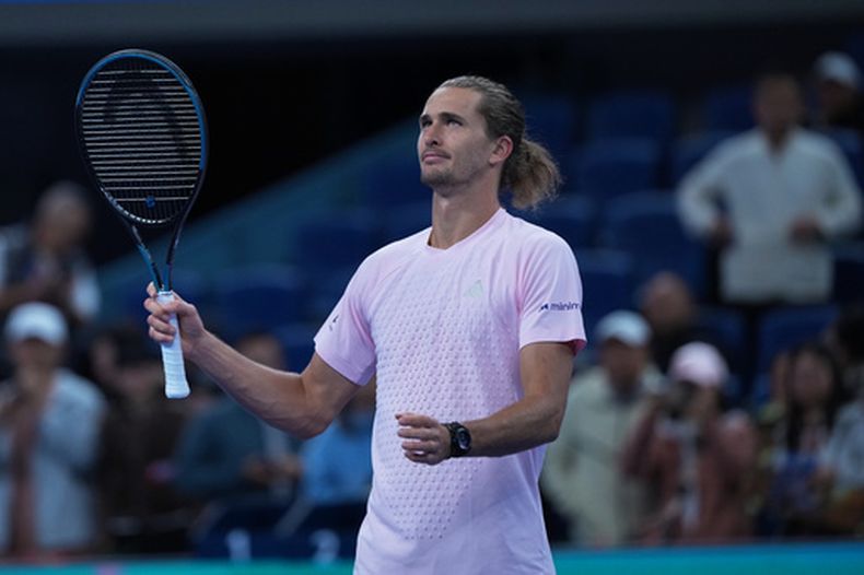 Alexander Zverev tras vencer a Shang Juncheng en la segunda ronda del Abierto de China, el 3 de octubre de 2026, en Beijing. (AP Foto/Achmad Ibrahim)