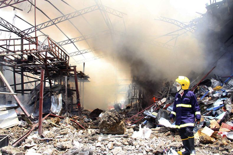 Un bombero observa la devastaci&oacute;n que dej&oacute; la explosi&oacute;n de una bomba en una tienda de chatarra en Bangkok, Tailandia, el 2 de abril del 2014. Los trabajadores en ese comercio detonaron accidentalmente una bomba supuestamente de la Seg