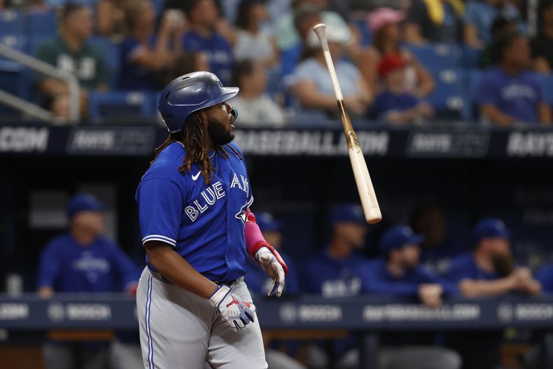 El dominicano Vladimir Guerrero Jr. de los Azulejos de Toronto observa su cuadrangular ante los Rays de Tampa Bay durante la novena entrada del juego en San Petersburgo, Florida. Domingo 24 de septiembre de 2023. (AP Foto/Scott Audette)