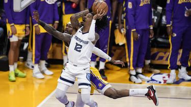 Ja Morant de los Grizzlies de Memphis penetra hacia la canasta en la serie de la primera ronda de los playoffs contra los Lakers de Los Ángeles, el viernes 28 de abril de 2023. (AP Foto/Jae C. Hong)