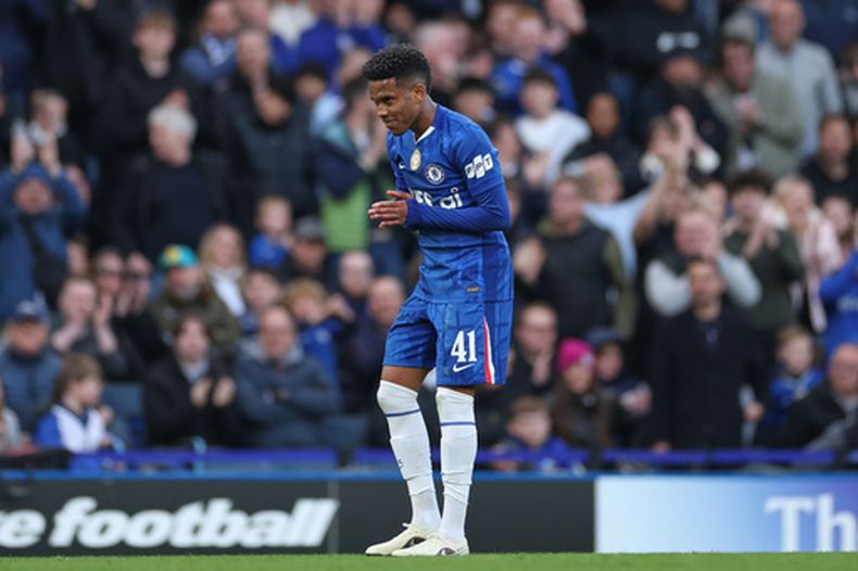 Estevao celebra luego de anotar un gol para Chelsea contra Port Vale en los cuartos de final de la Copa de la Liga inglesa, el sábado 4 de abril de 2026, en Londres. (AP Foto/Ian Walton)