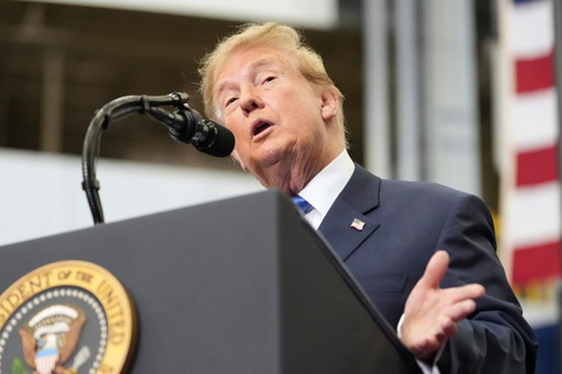 El presidente Donald Trump durante una ceremonia para otorgar la Medalla del Congreso a la tripulación de la misión Artemis II, el viernes 28 de agosto de 2026, en el Centro Espacial Johnson, en Houston. (AP Foto/Mark Schiefelbein)