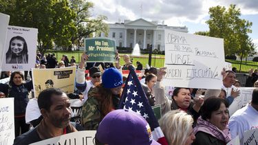 americateve | El presidente de EEUU detallará las medidas que afectarán a gran parte de los 11,3 millones de inmigrantes indocumentados. La prensa local adelanta que frenaría las deportaciones pero quedaría por fuera del paquete el Obamacare.