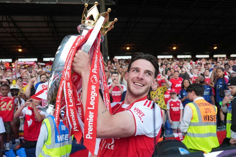 Declan Rice del Arsenal sostiene el trofeo tras celebrar el título de la Liga Premier tras el partido ante el Crystal Palace el domingo 24 de mayo del 2026. (AP Foto/Kin Cheung)