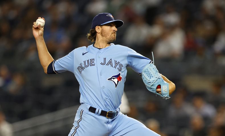 Kevin Gaus, abridor de los Azulejos, hace un lanzamiento en el juego del miércoles 20 de septiembre de 2023, ante los Yanquis de Nueva York (AP Foto/Noah K. Murray)