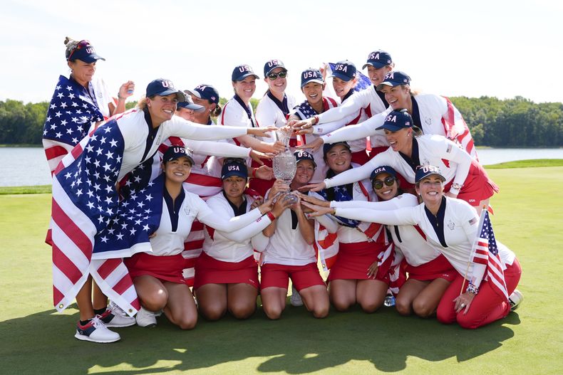 Tenistas de Estadoso Unidos posan para la fotografía luego que conquistaran la Solheim Cup ante Europa en el club de golf Robert Trent Jones, el domingo 15 de septiembre de 2024, en Gainesville, Virginia. (AP Foto/Matt York)