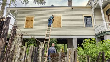 Un hombre tapia las ventanas de una vivienda histórica antes de que llegue el huracán Francine, el lunes 9 de septiembre de 2024, en Lafitte, Luisiana. (Chris Granger/The Times-Picayune/The New Orleans Advocate vía AP)