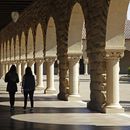 ARCHIVO - Dos mujeres caminan en el campus de la Universidad de Stanford, el 14 de marzo de 2019, en Santa Clara, California. (AP Foto/Ben Margot, archivo)