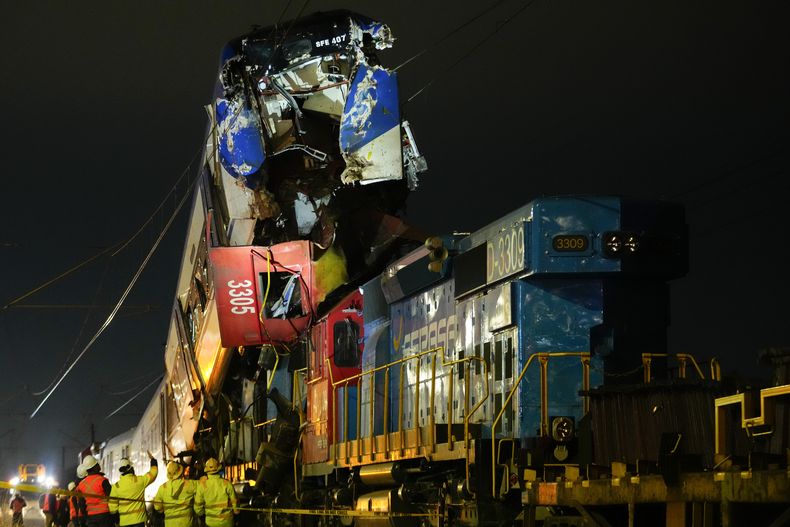 La policía investiga el lugar donde chocaron dos trenes, el 20 de junio de 2024, en San Bernardo, Chile. (Foto AP/Esteban Félix)