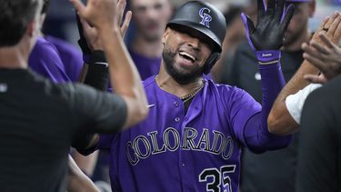 El venezolano Elías Díaz, de los Rockies de Colorado, festeja con sus compañeros luego de conseguir un jonrón el viernes 21 de julio de 2023, en el juego ante los Marlins de Miami (AP Foto/Wilfredo Lee)