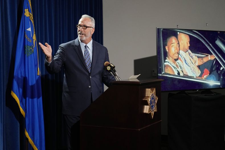 El fiscal de distrito del condado de Clark Steve Wolfson habla durante una conferencia de prensa para anunciar la acusación formal de un sospechoso por el homicidio del rapero Tupac Shakur, ocurrido en 1996, el viernes 29 de septiembre de 2023, en Las Vegas. (Foto AP/John Locher)