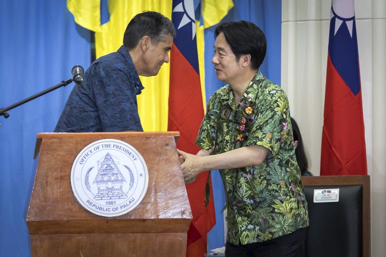 En esta imagen, distribuida por la Oficina Presidencial de Taiwán, el presidente de Taiwán, Lai Ching-te (derecha), es saludado por el de Palau, Surangel Whipps Jr., en Palau, el 5 de diciembre de 2024. (Oficina Presidencial de Taiwán vía AP)
