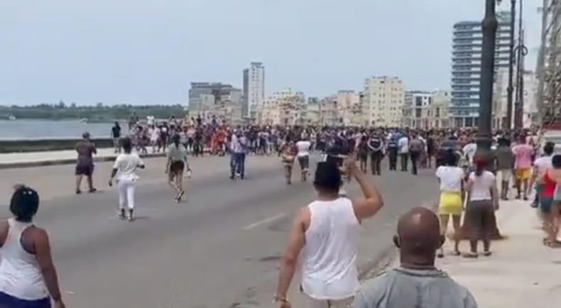 Miles de cubanos salen a las calles de La Habana, en Cuba, pidiendo libertad.&nbsp;
