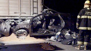 americateve | Bomberos inspeccionan el autom&oacute;vil de Emanuel Bergoglio, sobrino del papa Francisco, que choc&oacute; contra un camin&oacute;n en la localidad de James Craik, Argentina, en la madrugada del martes 19 de agosto de 2014. Emanuel Bergoglio se encontra