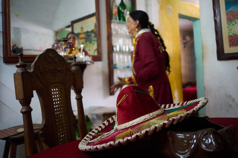 María Luz Insua ensaya antes de participar en un concurso de mariachis celebrado como parte de un evento conmemorativo del Día de la Independencia de México en La Habana, el martes 15 de septiembre de 2026. (Foto AP/Ramón Espinosa)
