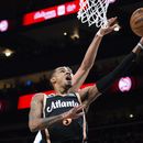 Murray conecta un par de tiros libres al final y Hawks ganan