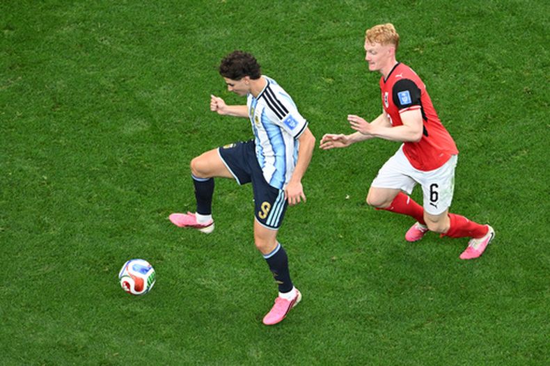El delantero de Argentina, Julián Álvarez, a la izquierda, controla la pelota ante Nicolas Seiwald, de Austria, durante el partido por el Grupo J del Mundial en Arlington, Texas, lunes 22 de junio, 2026. (AP Foto/Jessica Tobias)
