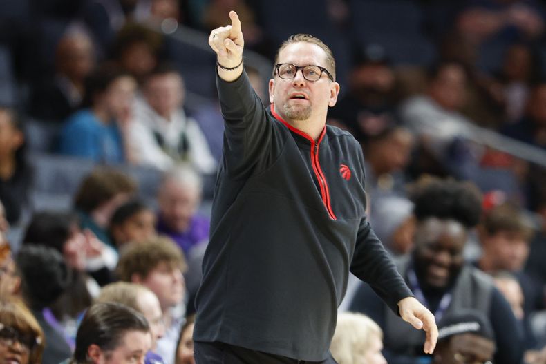 ARCHIVO - Foto del domingo 2 de abril del 2023, el entrenador de los Raptors de Toronto Nick Nurse dirige en el encuentro ante los Hornets de Charlotte. El lunes 29 de mayo del 2023, de acuerdo con una persona que tiene conocimiento, los 76ers contrataron a Nick Nurse como entrenador. (AP Foto/Nell Redmond, Archivo)