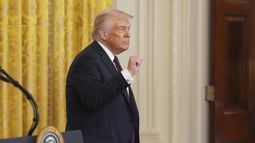 El presidente Donald Trump sale de una recepción para celebrar el Día de la Independencia de Grecia en la Sala Oeste de la Casa Blanca, el lunes 24 de marzo de 2025, en Washington. (AP Foto/Jacquelyn Martin)