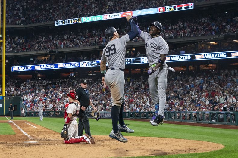 Jazz Chisholm Jr. de los Yankees de Nueva York celebra su jonrón de tres carreras con Aaron Judge en el encuentro ante los Filis de Filadelfia el martes 30 de julio del 2024. (AP Foto/Chris Szagola)