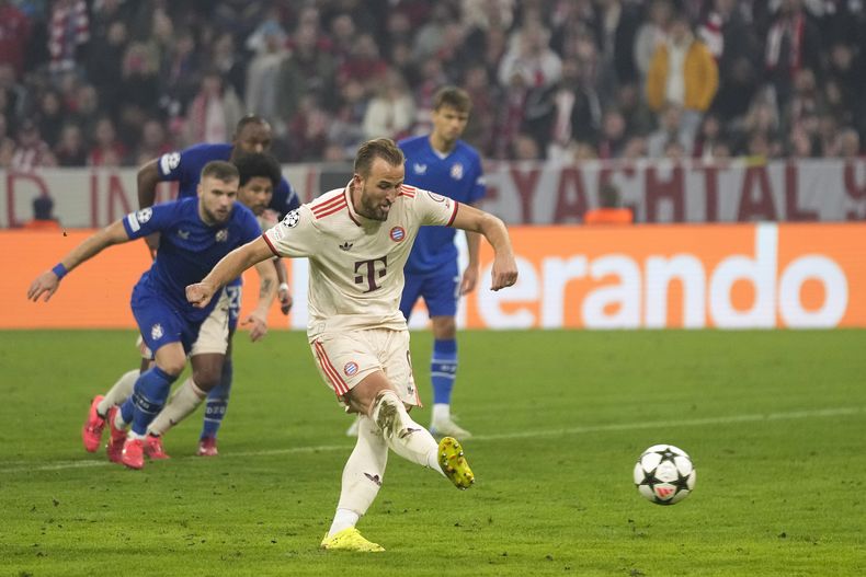 Harry Kane, del Bayern, anota el 7º gol de su equipo y el 4º del partido desde el punto de penalti durante el partido de la fase inaugural de la Liga de Campeones entre el Bayern de Múnich y el GNK Dinamo en el Allianz Arena de Múnich, Alemania, el martes 17 de septiembre de 2024. (AP Foto/Matthias Schrader)