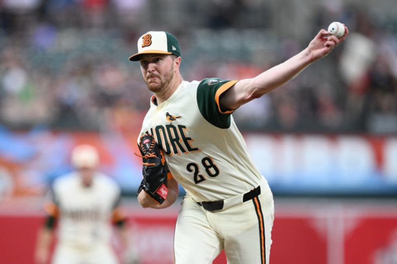 El lanzador de los Orioles de Baltimore, Trevor Rogers, lanza durante la tercera entrada de un partido de béisbol contra los Nacionales de Washington, el viernes 26 de junio de 2026, en Baltimore. (Foto AP/Nick Wass)