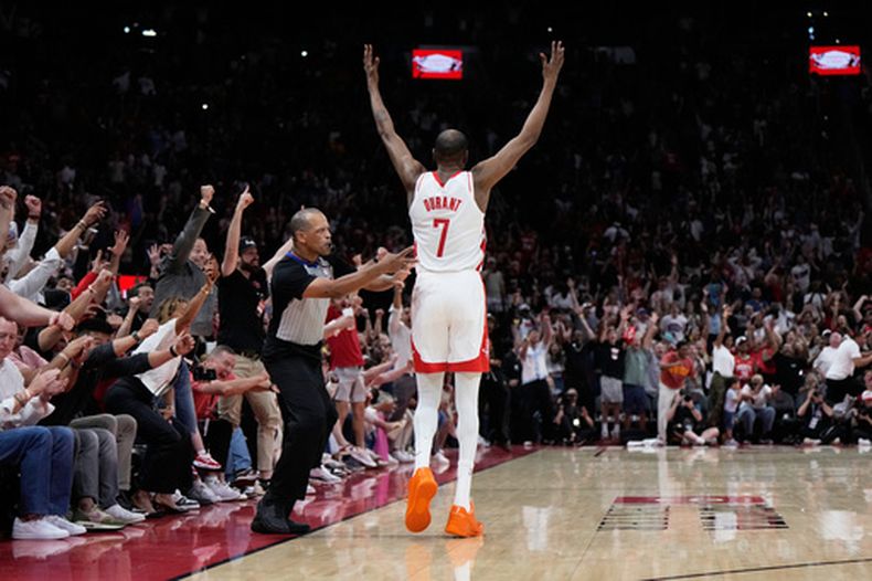 El alero de los Rockets de Houston, Kevin Durant (7), reacciona tras la victoria ante el Heat de Miami en un juego de baloncesto de la NBA en Houston, el sábado 21 de marzo de 2026. (Foto AP/Ashley Landis)