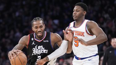 Leonard anota 35; Clippers vencen a Knicks en prórroga