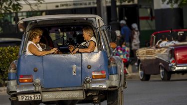 ARCHIVO - Mujeres viajan en la parte trasera de un taxi colectivo en La Habana, Cuba, 6 de abril de 2023. El transporte público en Cuba transporta actualmente a menos del 50% de las personas que trasladaba hace cinco años, informó el ministro de Transporte el jueves 18 de abril de 2024. (AP Foto/Ramón Espinosa, Archivo)