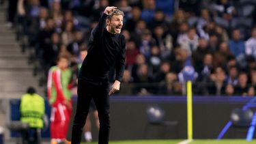ARCHIVO - Mark van Bommel, técnico de Royal Antwerp, durante el partido contra Porto en el Grupo H de la Liga de Campeones, el 7 de noviembre de 2023. (AP Foto/Miguel Pereira)