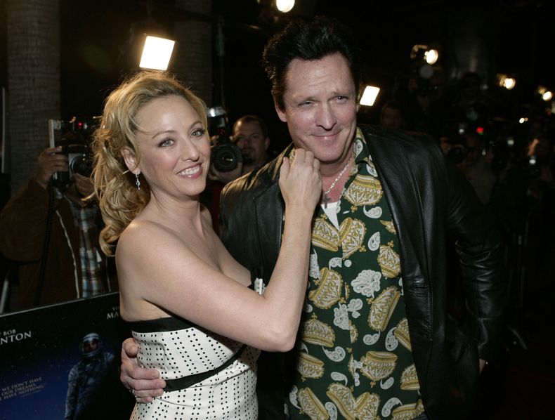 ARCHIVO - Los actores Virginia Madsen, a la izquierda, y su hermano Michael Madsen aparecen en el estreno de The Astronaut Farmer en Los Ángeles el 20 de febrero de 2007. (Foto AP/Matt Sayles, archivo)