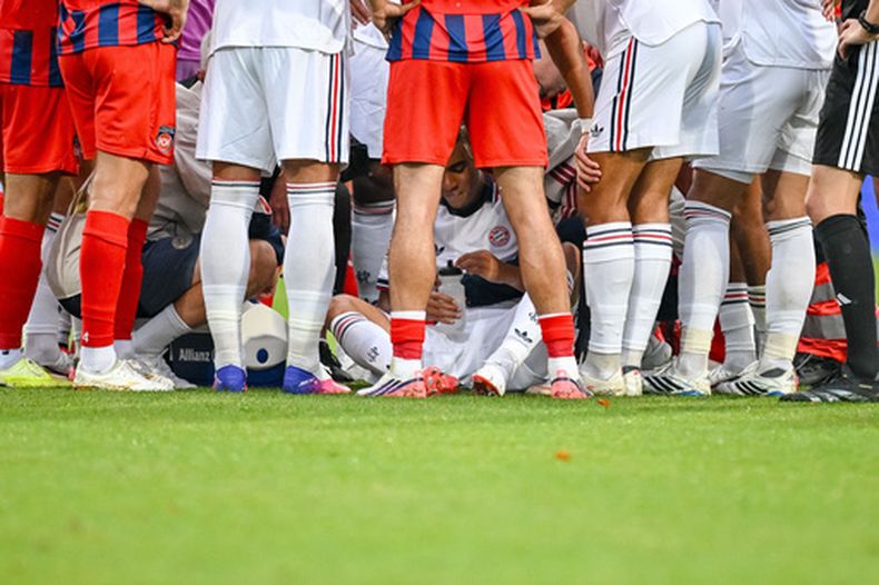 El centrocampista del Bayern de Múnich, Jamal Musiala (centro), está sentado en el césped durante un partido amistoso de fútbol entre el FC Heidenheim y el FC Bayern Munich en Heidenheim, Alemania, el martes 18 de agosto de 2026. (Harry Langer/DeFodi/dpa vía AP)