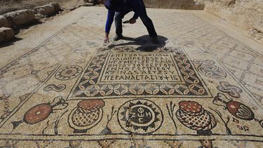 americateve | El arque&oacute;logo Daniel Varge, de la Autoridad de Antig&uuml;edades de Israel, trabaja en el piso de mosaico de un monaterio de hace 14 siglos cerca de Hura el 1 de abril del 2014. (AP Foto/Tsafrir Abayov)