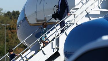 El vicepresidente de Estados Unidos, JD Vance, baja del Air Force Two con sus hijos Vivek, izquierda, y Mirabel, al llegar al Aeropuerto Internacional Cincinnati/Northern Kentucky, el viernes 9 de octubre de 2026 en Hebron, Kentucky. (Samuel Corum/Pool vía AP)