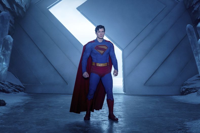 Esta imagen publicada por Warner Bros. Pictures muestra a David Corenswet en una escena de Superman. (Warner Bros. Pictures via AP)