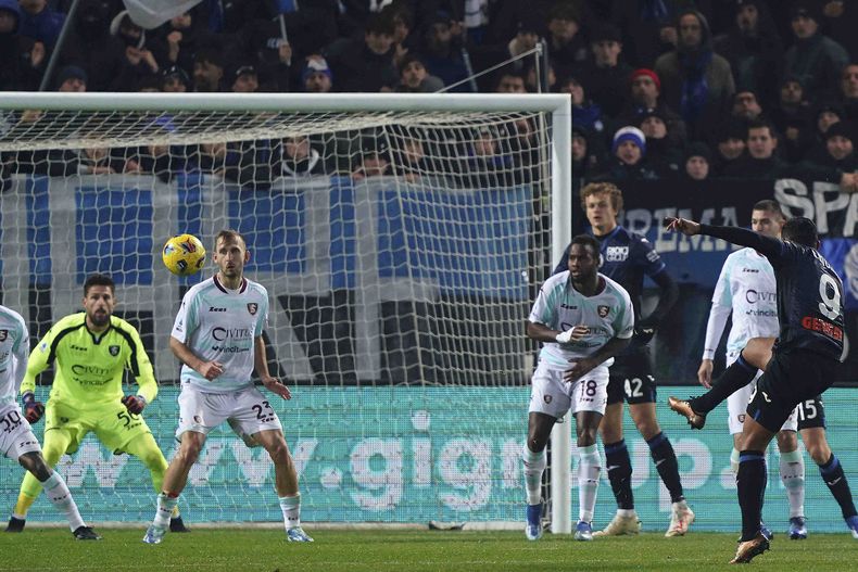 Luis Muriel, derecha, de Atalanta, marca el primer gol de su equipo en el partido de fútbol de la Serie A entre Atalanta y Salernitana en el estadio Gewiss Stadium, en Bérgamo, Italia, el lunes 18 de diciembre de 2023. (Spada/LaPresse vía AP)