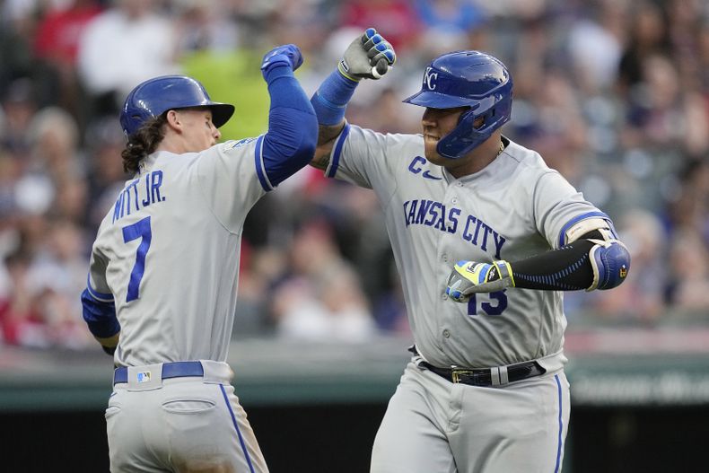Salvador Pérez de los Reales de Kansas City celebra su jonrón con su compañero Bobby Witt Jr. en la sexta entrada del encuentro ante los Guardianes de Cleveland el lunes 24 de julio del 2023. (AP Foto/Sue Ogrocki)