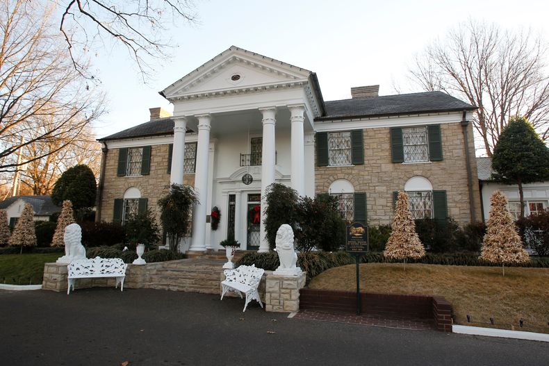 ARCHIVO - Graceland, la casa de Elvis Presley, en la imagen, el 7 de enero de 2011, en Memphis, Tennessee. (Foto AP/Mark Humphrey, archivo)