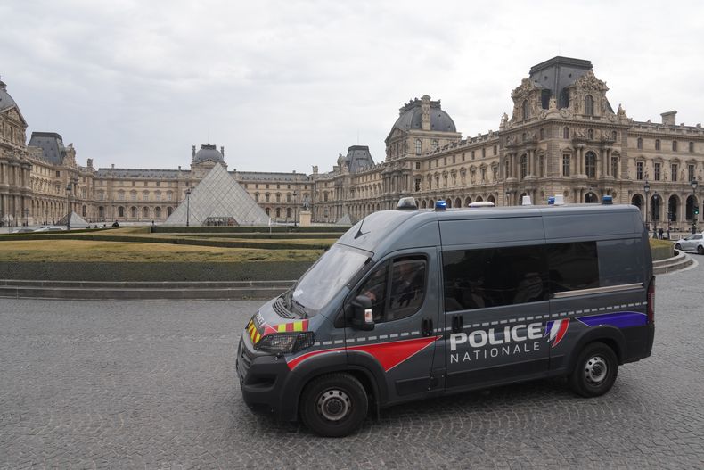 Una camioneta de la policía patrulla el patio del museo del Louvre, cerrado tras un robo el domingo 19 de octubre de 2025 en París. (Foto AP/Thibault Camus)