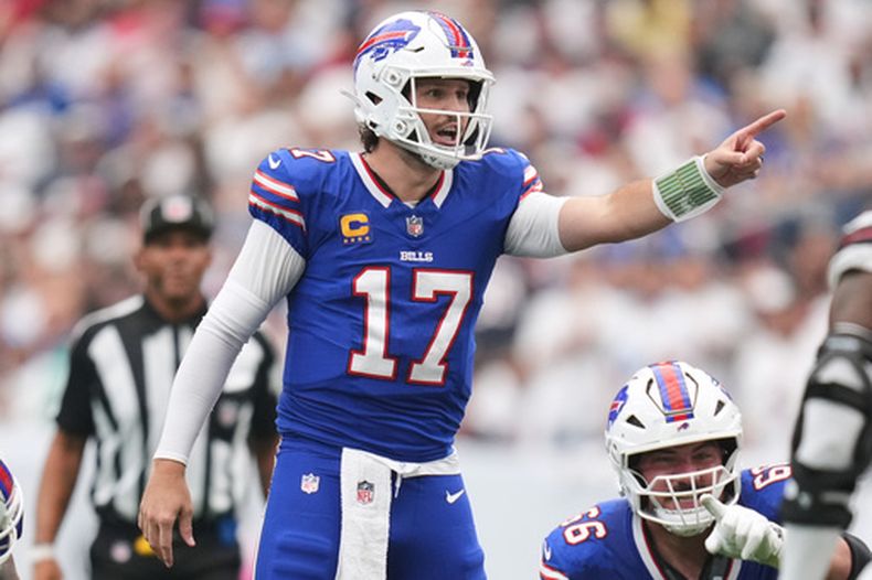 El quarterback de los Bills de Búfalo, Josh Allen (17), indica la jugada durante la segunda mitad de un partido de fútbol americano de la NFL contra los Texans de Houston, el domingo 13 de septiembre de 2026, en Houston. (Foto AP/Eric Christian Smith)