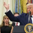 El presidente estadounidense Donald Trump se pronuncia sobre el Mundial de fútbol durante una actividad en Oficina Oval de la Casa Blanca, el lunes 6 de julio de 2026, en Washington. (AP Foto/Mark Schiefelbein)