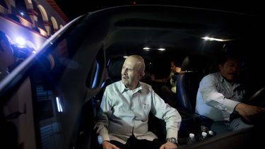 americateve | En esta foto de archivo del 14 de enero de 2014 aparece el gobernador del estado  Michoac&aacute;n Fausto Vallejo cuando asiste a una reuni&oacute;nen en Apatzingan, M&eacute;exico.  El gobernador se retir&oacute; del cargo por motivos de salud en momento