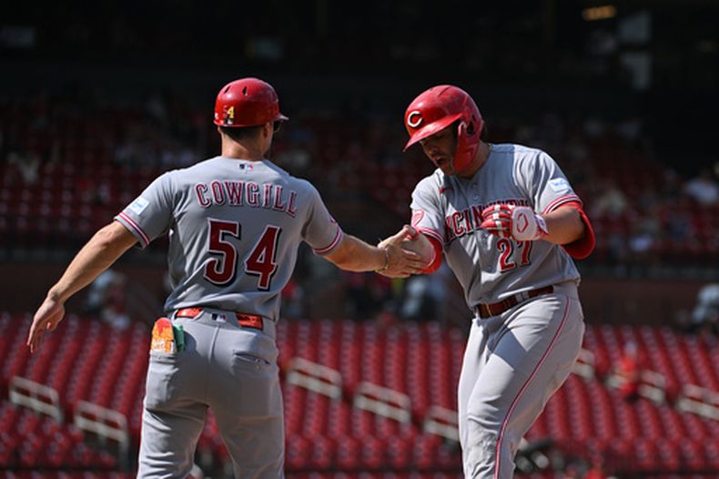 Sal Stewart de los Rojos de Cincinnati celebra con el coach de primera base Collin Cowgill su sencillo remolcador en la décima entrada ante los Cardenales de San Luis el domingo 26 de julio del 2026. (AP Foto/Jeff Le)