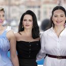 La presidenta del jurado Greta Gerwig, izquierda, posa con las integrantes del jurado Eva Green y Lily Gladstone en la sesión fotográfica del jurado en la 77a edición del Festival de Cine de Cannes en Francia el martes 14 de mayo de 2024. (Foto Scott A Garfitt/Invision/AP)