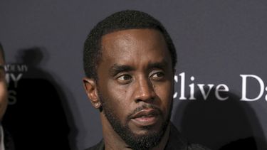 ARCHIVO - Sean Combs llega a la Gala previa a los Grammy y al saludo a los íconos de la industria en el Beverly Hilton Hotel el sábado 25 de enero de 2020, en Beverly Hills, California. (Foto Mark Von Holden/Invision/AP, archivo)
