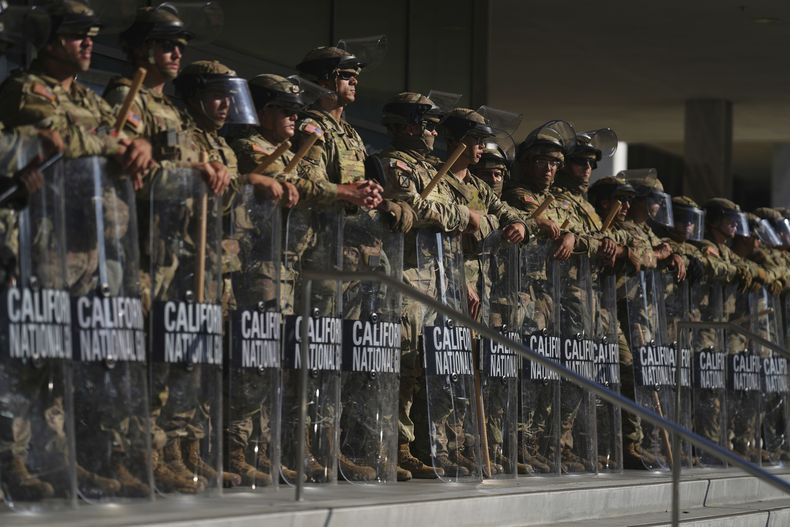 La Guardia Nacional de California rodea un edificio federal el martes 10 de junio de 2025 en el centro de Los Ángeles. (AP Foto/Eric Thayer)