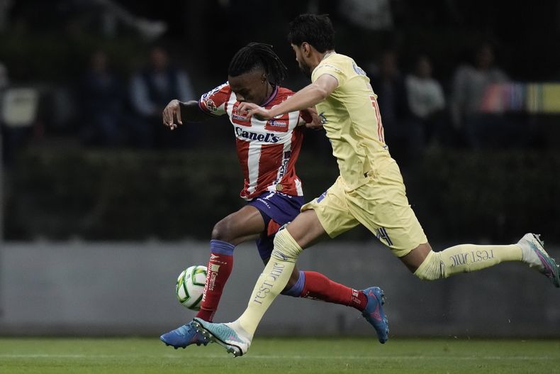 Jhon Murillo del Atlético San Luis y Néstor Araujo pelean por el balón en el duelo de vuelta de los cuartos de final del fútbol mexicano en el Estadio Azteca el sábado 13 de mayo del 2023. (AP Foto/Eduardo Verdugo)