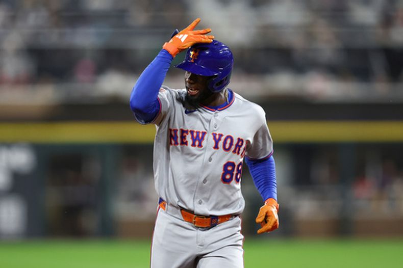 El cubano Luis Robert Jr., de los Mets de Nueva York, festeja tras conectar un jonrón en el séptimo inning del encuentro ante los Medias Blancas de Chicago, el sábado 22 de agosto de 2026 (AP Foto/Jessie Alcheh)