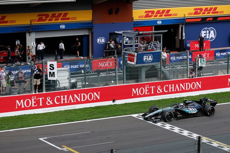 La bandera a cuadros ondea mientras el italiano Kimi Antonelli de Mercedes, cruza la meta al ganar el Gran Premio de Bélgica en Spa-Francorchamps el domingo 19 de julio del 2026. (AP Foto/Geert Vanden Wijngaert)
